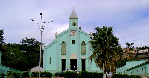 Igreja na praça da cidade de Santa Maria do Suacuí